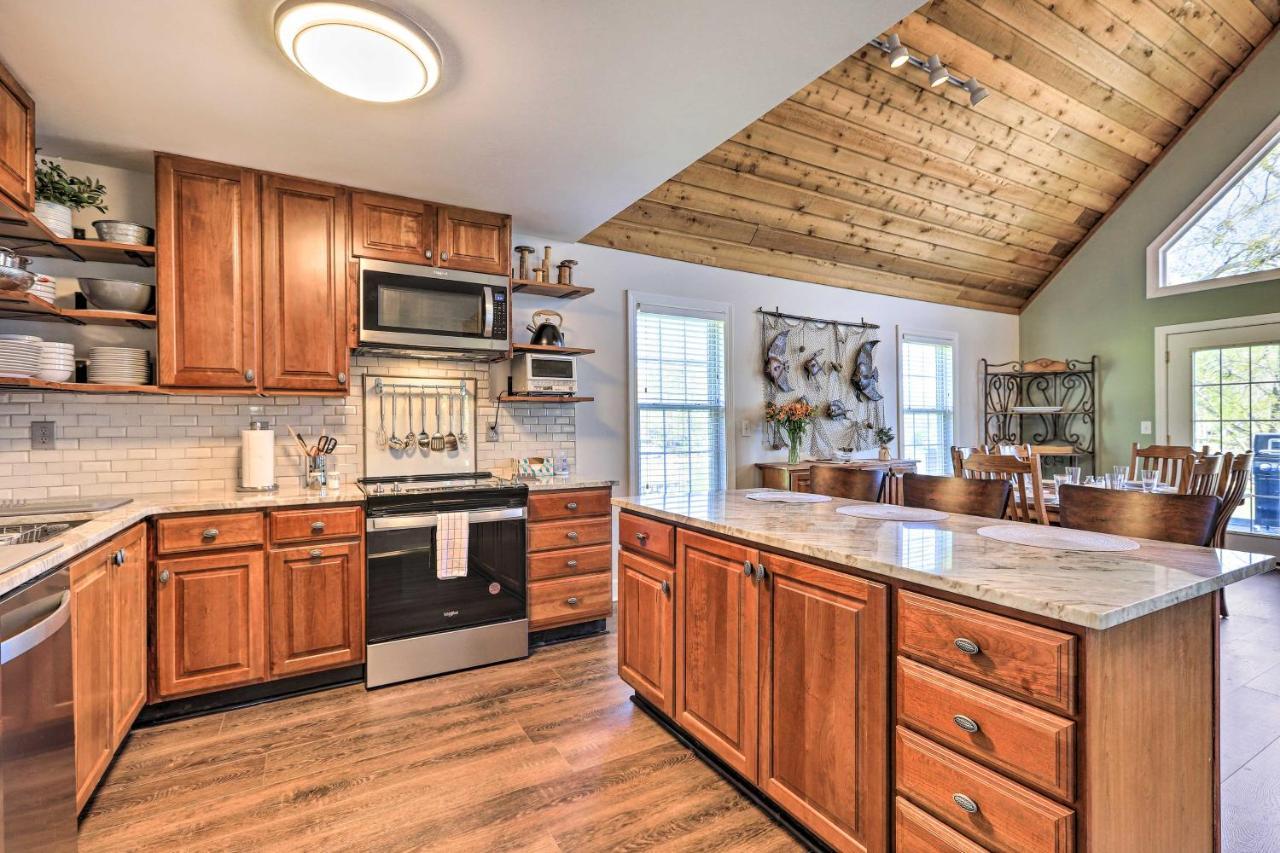 Lakefront Eatonton Home Boat Dock And Fire Pit Eksteriør bilde